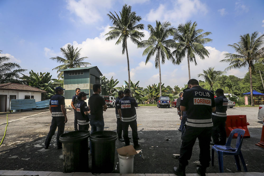 The Forensic Unit from Bukit Aman conducts an investigation on Jalan Persiaran Obligation in front of Sri Maha Mariamman Devasthanam temple, November 28, 2018. u00e2u20acu201d Picture by Hari Anggara