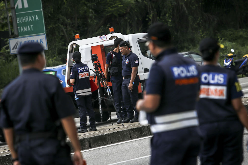 Members of the police forensic unit carry out investigations using a 3D scanning device on Jalan Persiaran Kewajipan in front of Sri Maha Mariamman Devasthanam temple, November 28, 2018. u00e2u20acu201d Picture by Hari Anggara