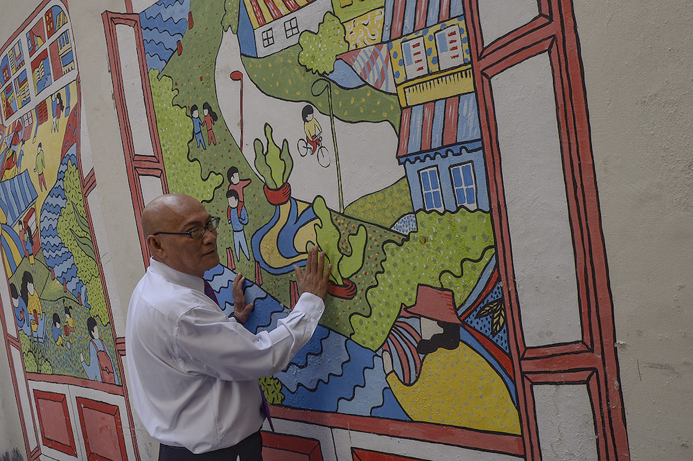 Kuala Lumpur Mayor Datuk Nor Hisham Ahmad Dahlan checks out a mural during a walkabout in Kuala Lumpur, November 28, 2018. — Picture by Mukhriz Hazim