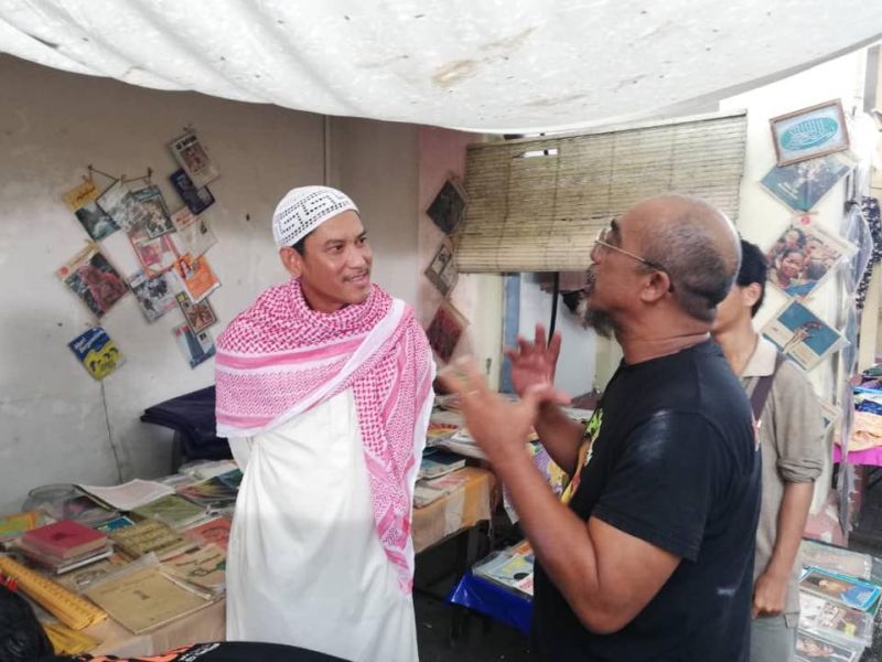 Menteri Besar Perak Datuk Seri Ahmad Faizal Azumu sedang mendengar arahan daripada pengarah filem u00e2u20acu02dcBuntatu00e2u20acu2122, Sabri Yunus. u00e2u20acu2022 Foto ihsan Facebook/Mubin Salleh