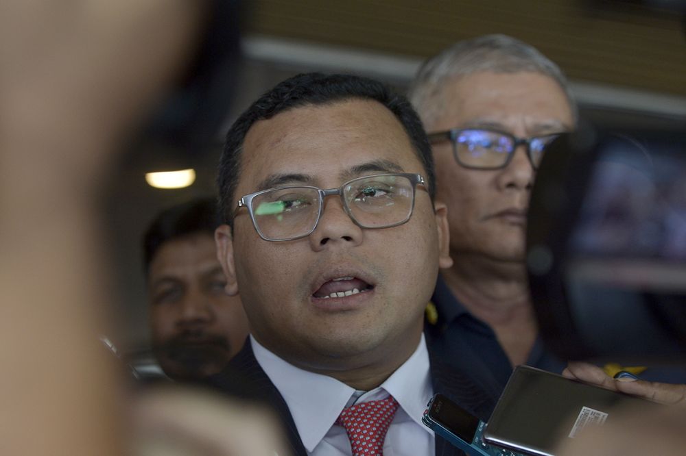 Selangor MB Amirudin Shari speaks to reporters at the Subang Jaya Medical Centre in Subang Jaya November 27, 2018. u00e2u20acu2022 Picture by Mukhriz Hazim