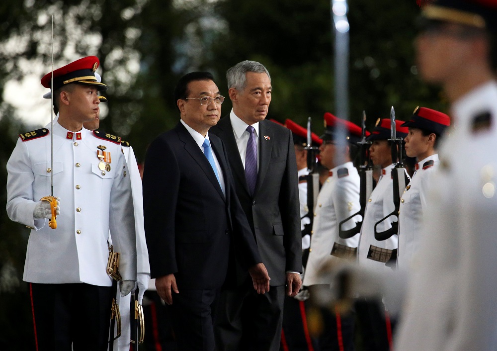 Chinese Premier Li Keqiang inspects an honour guard with Singaporeu00e2u20acu2122s Prime Minister Lee Hsien Loong during a visit at the Istana in Singapore, November 12, 2018. u00e2u20acu201d Reuters pic