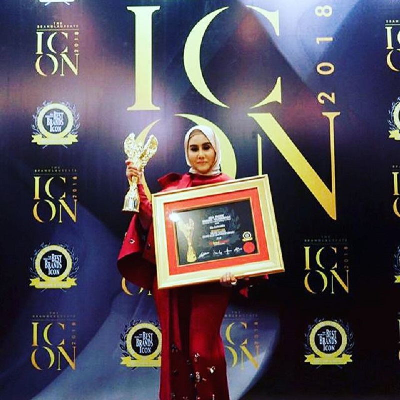 Ella Aminuddin pose after receiving her award. u00e2u20acu201dPicture via Instagram @ellaaminuddinn