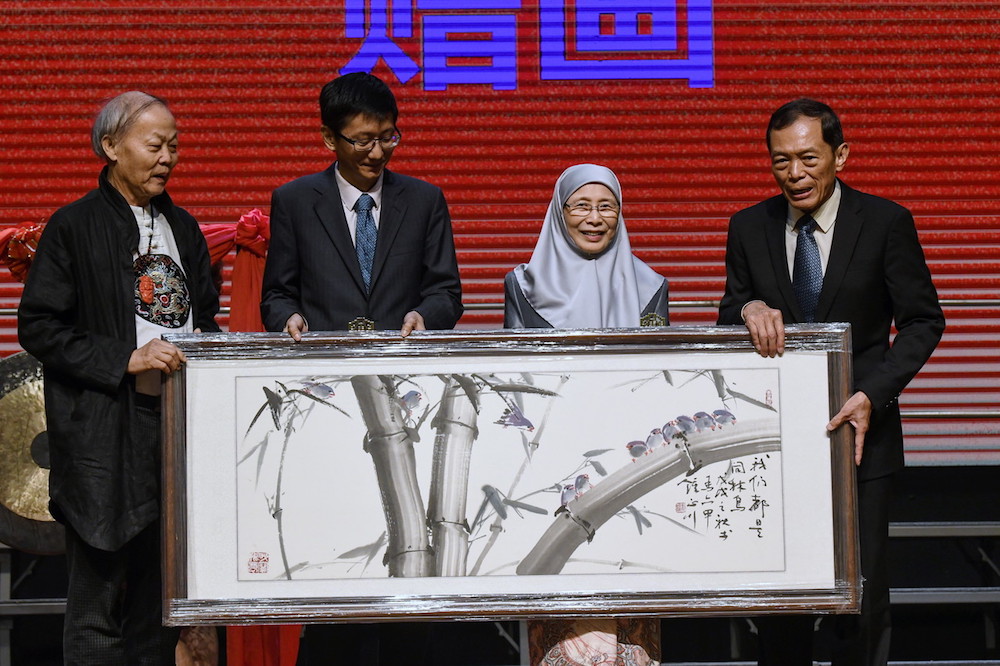 Datuk Seri Dr Wan Azizah Wan Ismail receives a token of appreciation from Kuala Lumpur and Selangor Chinese Assembly Hall president Datuk Ong Seng Khek in Kuala Lumpur November 7, 2018. u00e2u20acu201d Bernama pic