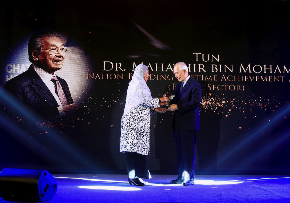 Housing and Local Government Minister Zuraida Kamaruddin receives the award on behalf of the prime minister from former Thai prime minister Anand Panyarachun in Bangkok November 7, 2018. u00e2u20acu201d Bernama pic