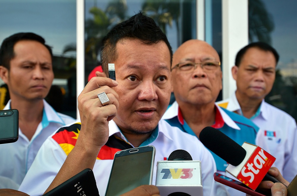 Sarawak PKR information chief Vernon Kedit speaks to reporters outside the Malaysian Anti-Corruption Commission office in Kuching November 12, 2018. u00e2u20acu201d Bernama pic