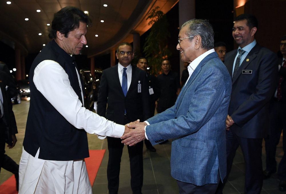Prime Minister Tun Dr Mahathir Mohamad bids farewell to Pakistan Prime Minister Imran Khan at KLIAu00e2u20acu2122s Bunga Raya Complex in Sepang November 21, 2018. u00e2u20acu201d Bernama pic