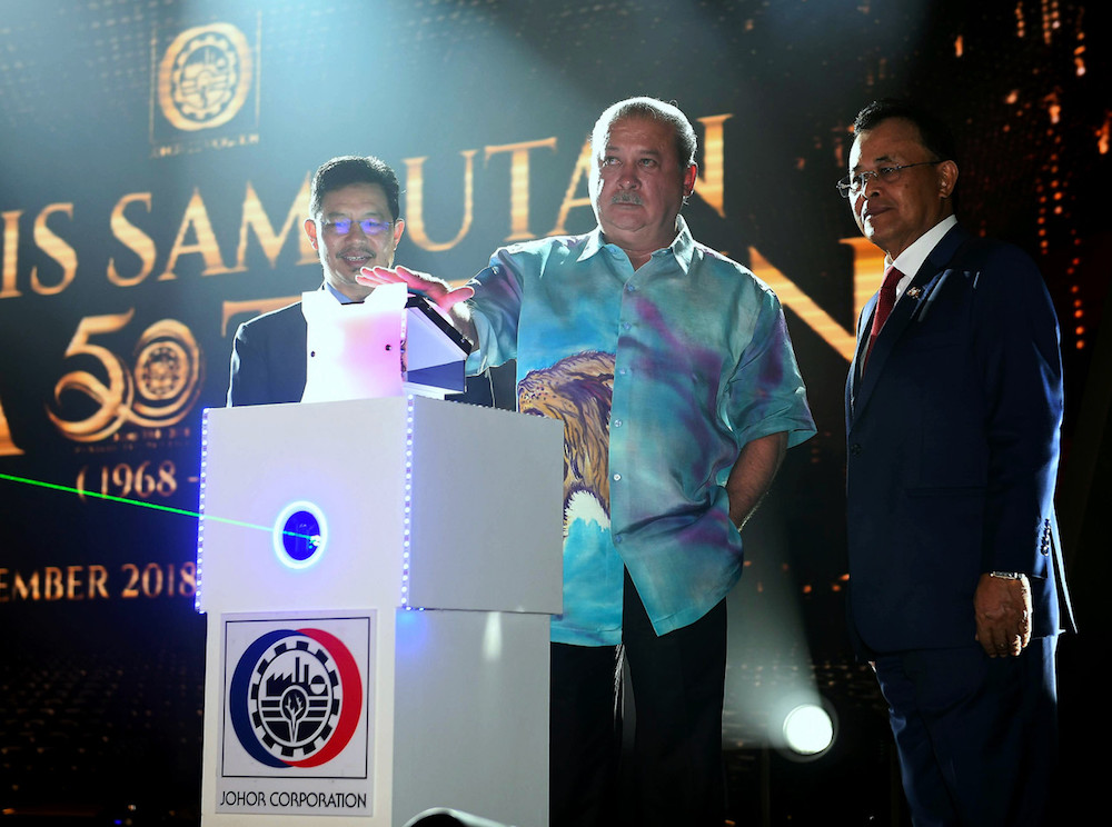 Sultan of Johor, Sultan Ibrahim Sultan Iskandar, launches JCorpu00e2u20acu2122s new logo at the JCorp 50th Anniversary Gala Celebration in Johor Baru November 29, 2018. u00e2u20acu201d Bernama pic