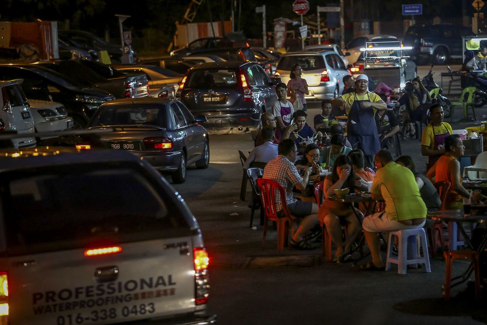 Customers sitting on tables set by the roadside at a Chinese restaurant in Bandar Sri Damansara, November 20, 2018. u00e2u20acu201d Picture by Hari Anggara