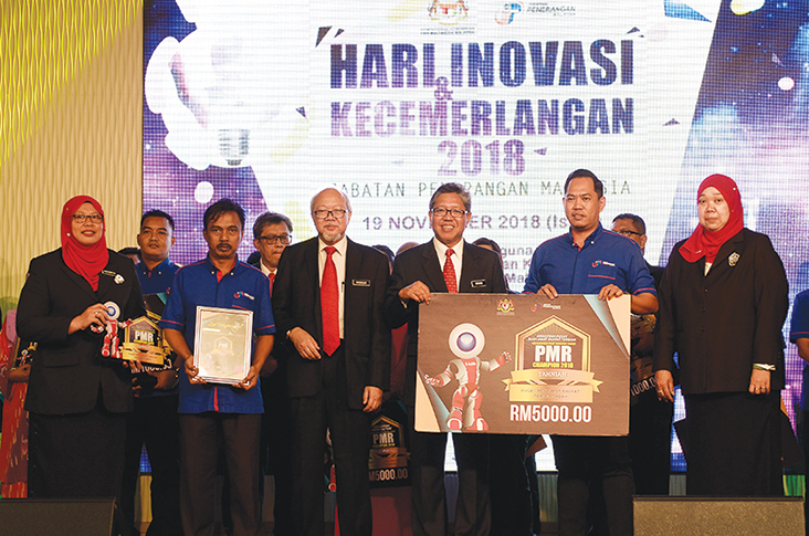 JaPen director-general Datuk Haji Ibrahim Abdul Rahman (centre) with the award-winning PMR Tawau team as well as senior management of the department on Innovation and Excellence Day. — Picture by Miera Zulyana