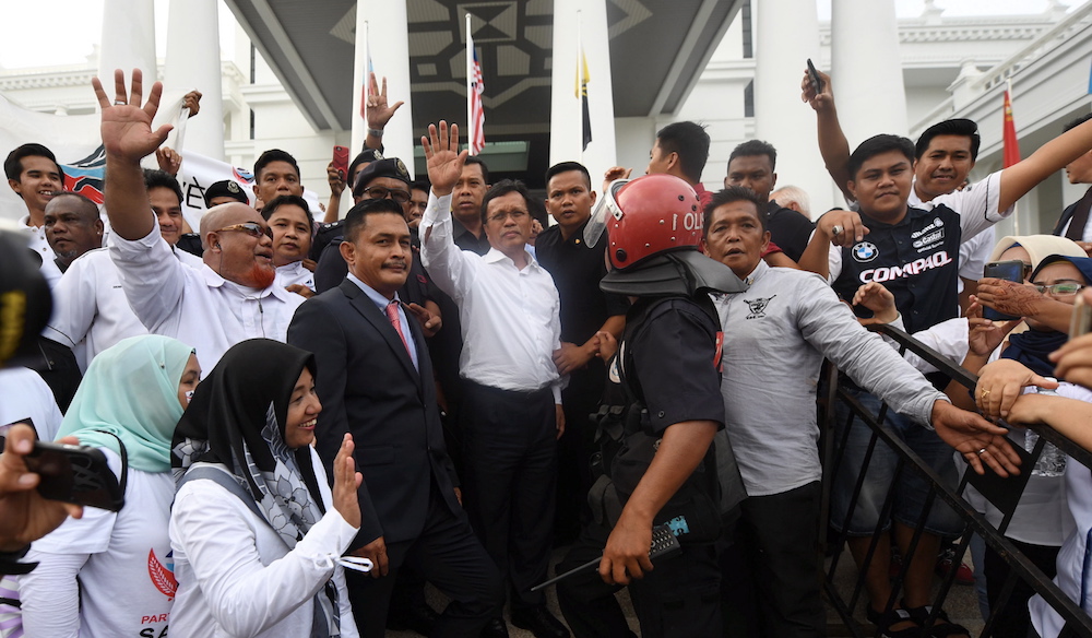 Sabah Chief Minister Datuk Seri Shafie Apdal greets supporters outside the Sabah High Court in Kota Kinabalu November 7, 2018. u00e2u20acu201d Bernama pic