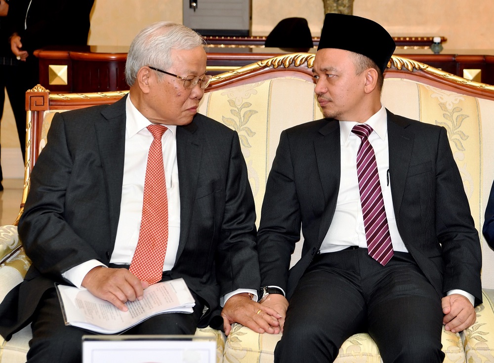 Sarawak Education, Science and Technological Research Minister Datuk Seri Michael Manyin (left) and Education Minister Maszlee Malik during a meeting in Kuching September 7, 2018. u00e2u20acu201d Bernama pic