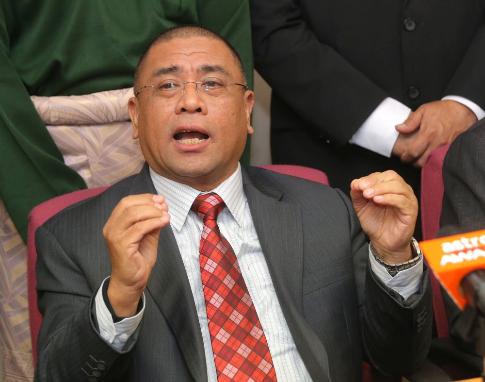 Datuk Saarani Mohamad speaks to reporters at the Perak State Secretariat Building, Ipoh. November 29, 2018. u00e2u20acu2022 Picture by Marcus Pheong
