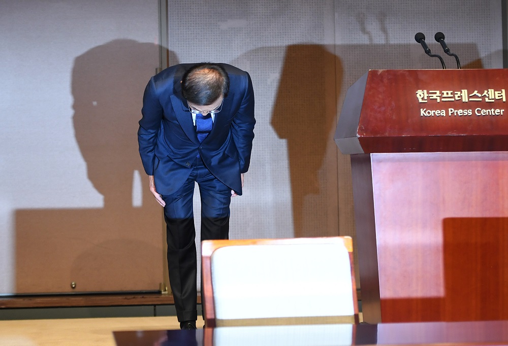 Samsung Electronics co-president Kim Ki-nam bows as he makes a formal apology for victims of work-related diseases of its semiconductor and LCD factories in Seoul on November 23, 2018. u00e2u20acu201d AFP pic