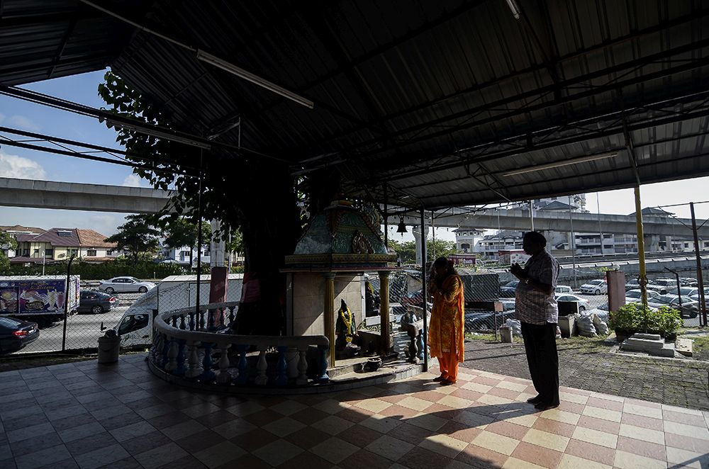 Hindu devotees are pictured praying at the Sri Maha Mariamman Devasthanam temple November 29, 2018. u00e2u20acu2022 Picture by Miera Zulyana