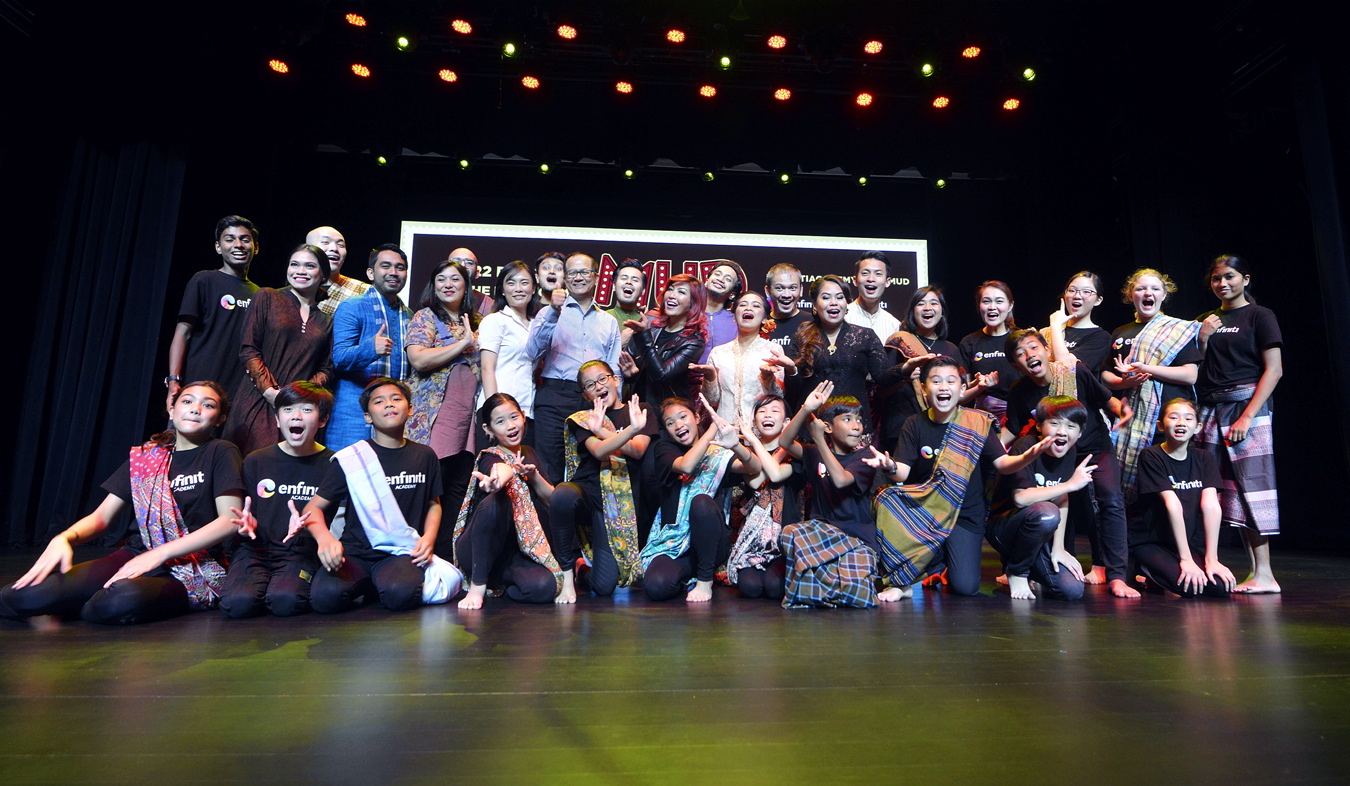 The new cast of Mud is a diverse mix of actors some young, some with years of experience. 