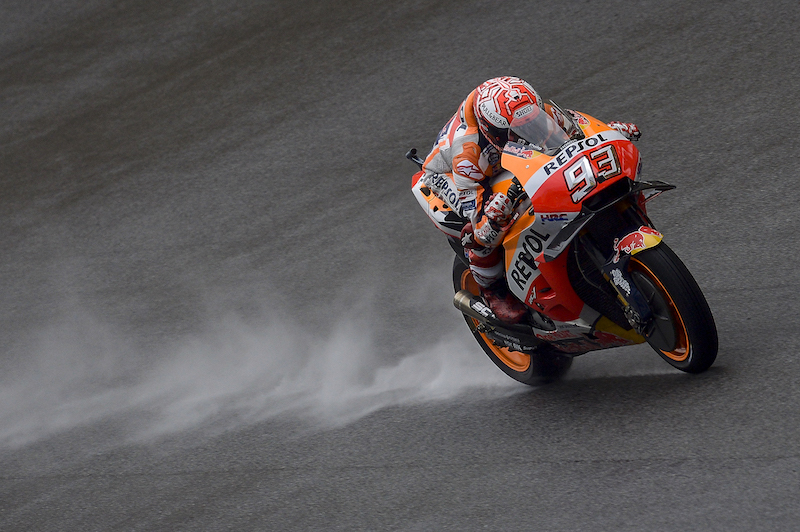 Movistar Yamaha rider Valentino Rossi of Italy powers his bike during the wet qualifying session of the Malaysian MotoGP at Sepang International Circuit in Sepang, November 3, 2018. u00e2u20acu201d Picture by Mukhriz Hazimnn