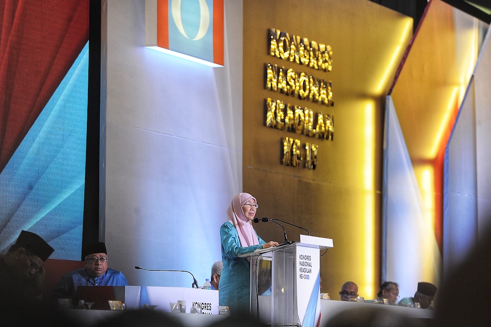 Datuk Seri Wan Azizah Wan Ismail menyampaikan ucapan terakhir sebagai presiden PKR di kongres parti itu di Shah Alam, 17 November 2018. u00e2u20acu2022 Foto oleh Shafwan Zaidonnn