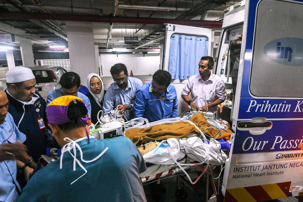 Muhammad Adib Mohd Kassim tiba di Institut Jantung Negara kira-kira 12.35 tengah malam ini dengan ambulans khas milik IJN. u00e2u20acu201d Foto Bernama
