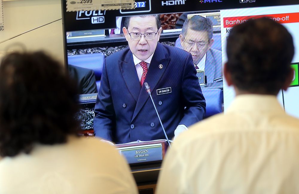 People watch a u00e2u20acu02dcliveu00e2u20acu2122 television broadcast of Finance Minister Lim Guan Eng tabling Budget 2019 in Parliament November 2, 2018. u00e2u20acu201d Picture by Farhan Najib