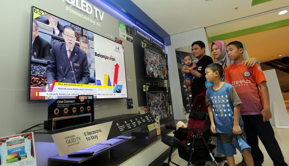 People watch a u00e2u20acu02dcliveu00e2u20acu2122 television broadcast of Finance Minister Lim Guan Eng tabling Budget 2019 in Parliament November 2, 2018. u00e2u20acu201d Picture by Farhan Najib