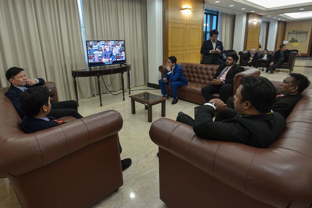 Government officials watch a u00e2u20acu02dcliveu00e2u20acu2122 television broadcast of Finance Minister Lim Guan Eng tabling Budget 2019 in Parliament November 2, 2018. u00e2u20acu201d Picture by Mukhriz Hazim