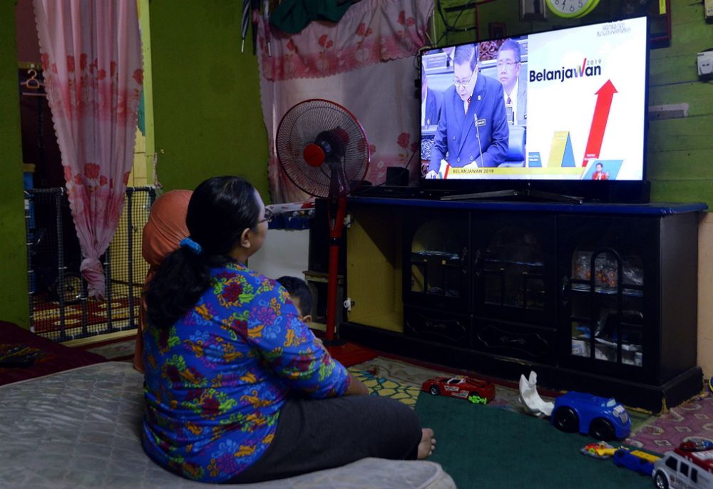 People watch a u00e2u20acu02dcliveu00e2u20acu2122 television broadcast of Finance Minister Lim Guan Eng tabling Budget 2019 in Parliament November 2, 2018. u00e2u20acu201d Picture by Ham Abu Bakar