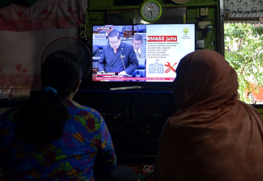 People watch a u00e2u20acu02dcliveu00e2u20acu2122 television broadcast of Finance Minister Lim Guan Eng tabling Budget 2019 in Parliament November 2, 2018. u00e2u20acu201d Picture by Ham Abu Bakar