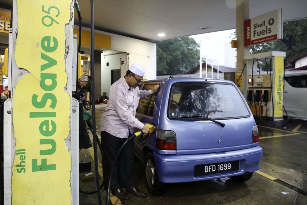 A man refuels his vehicle at a petrol station in Kuala Lumpur November 2, 2018. u00e2u20acu201d Picture by Yusof Mat Isa