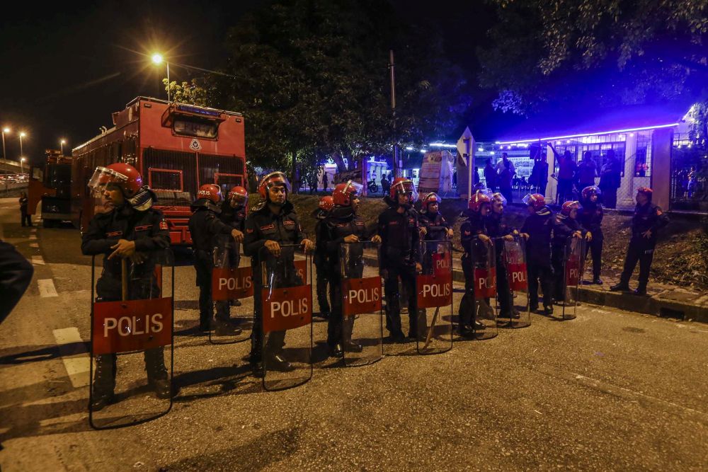 Federal Reserve Unit police stand guard outside the Sri Maha Mariamman Temple November 27, 2018. u00e2u20acu2022 Picture by Firdaus Latif