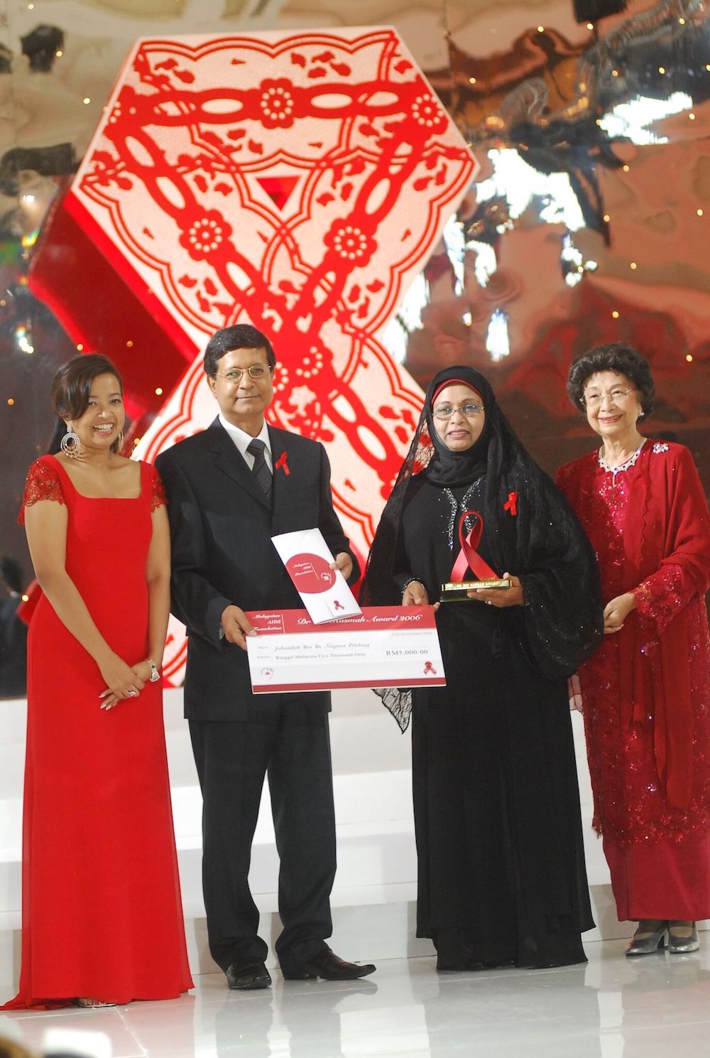 (From left) Former MAF chairman Datin Paduka Marina Mahathir, then Chopard Geneva executive director Rolf Knuschel, Jubaidah and Dr Siti Hasmah at the 2006 award presentation dinner. — Picture courtesy of MAF