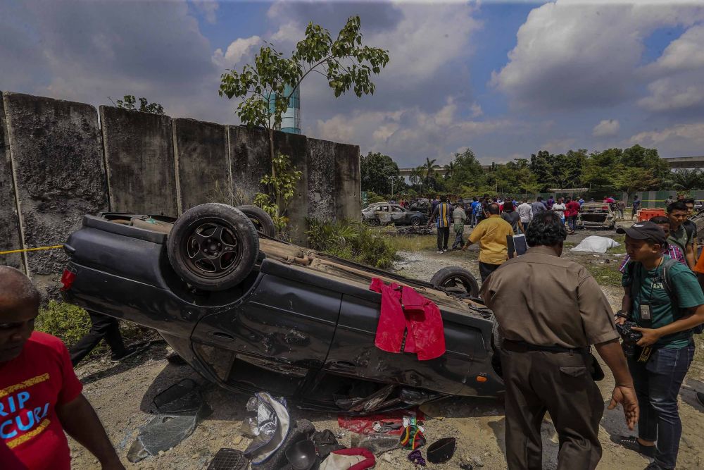 The scene outside the Sri Maha Mariamman Temple in Putra Heights. Eighteen cars and two motorcycles were torched during the incident that started at about 2am. u00e2u20acu2022 Picture by Firdaus Latif