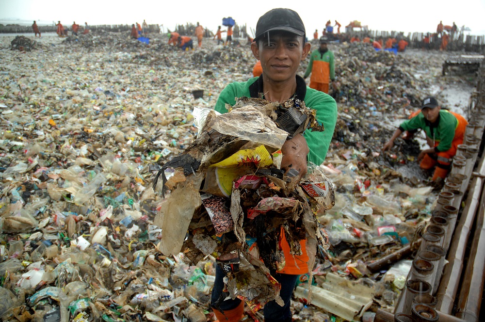 In this picture taken on March 17, 2018 workers clear up garbage piling up in Jakarta Bay area as part of the earliest local government combat against waste on its waters. u00e2u20acu201d AFP pic