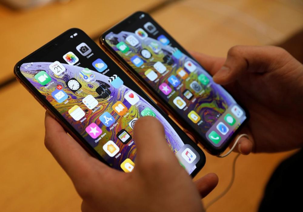 A customer compares the size of the new iPhone XS and iPhone XS Max at the Apple Store in Singapore September 21, 2018. u00e2u20acu201d Reuters pic