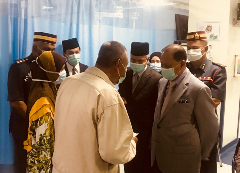 Sultan Sallehuddin (right) spent almost 30 minutes during his visit on Muhammad Adib, who is from Kuala Kedah. u00e2u20acu201d Picture via Twitter