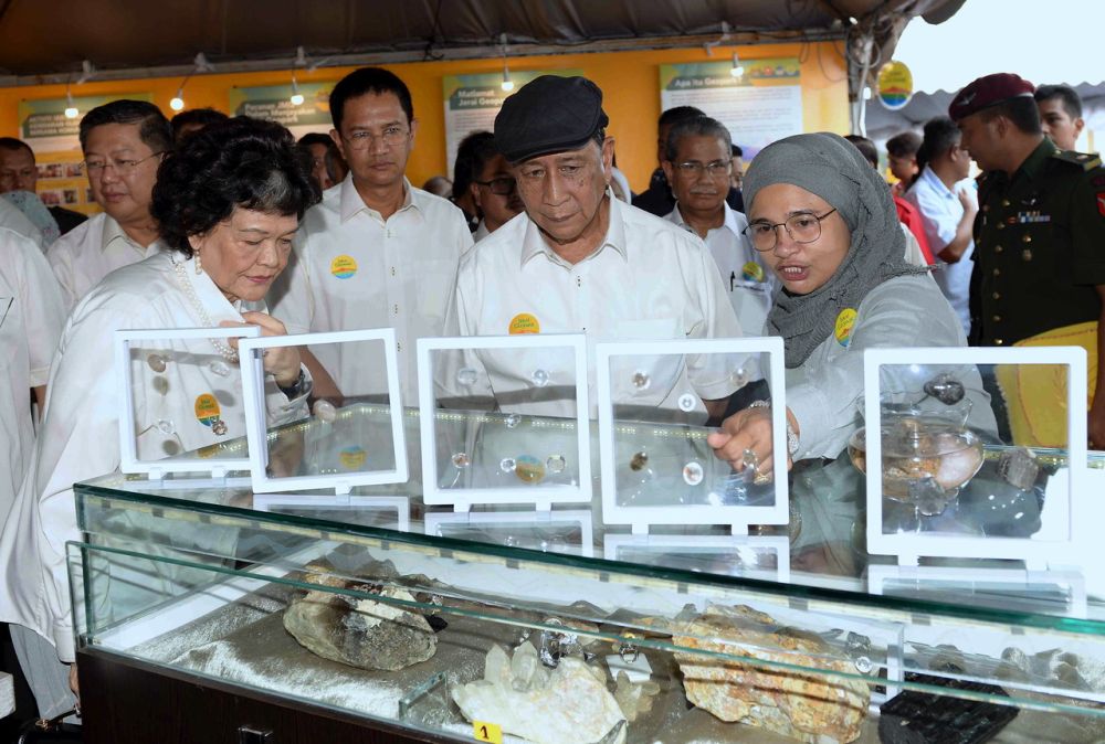 Sultan of Kedah Al Aminul Karim Sultan Sallehuddin Sultan Badlishah is given an explanation about various types of stones in Gunung Jerai, Yan November 24, 2018. u00e2u20acu2022 Bernama pic