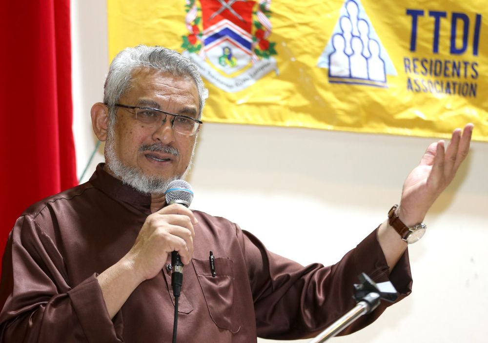 Federal Territories Minister Khalid Abdul Samad speaks during a townhall meeting with Taman Tun Dr Ismail (TTDI) residents, November 23, 2018. u00e2u20acu2022 Picture by Razak Ghazali