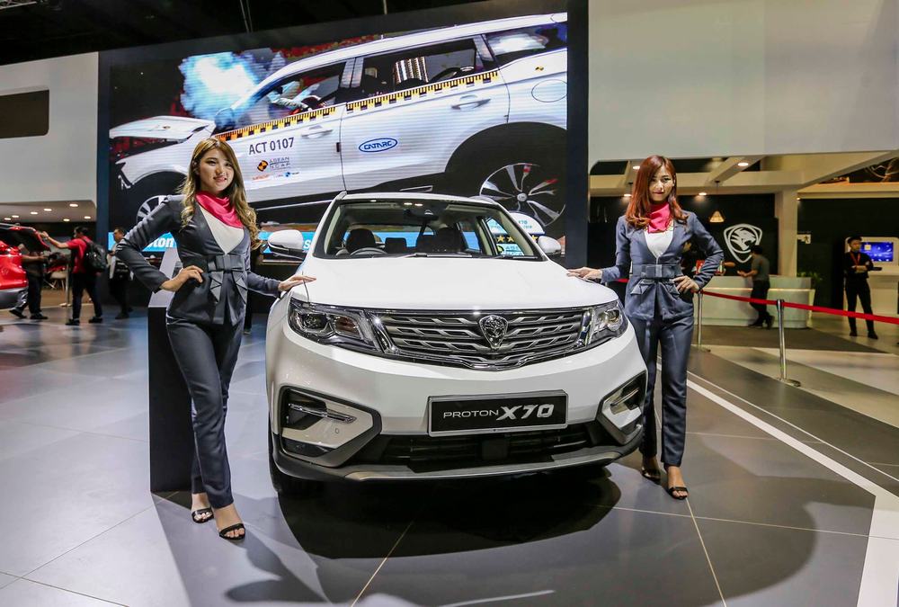 Models beside the new Proton X70 during Kuala Lumpur International Motor Show at Mitec, Kuala Lumpur November 21, 2018. u00e2u20acu201d Picture by Firdaus Latif 