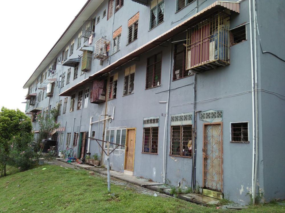 Kira-kira 10 rumah pangsapuri Taman Sri Bandar, Port Dickson rosak akibat terkena letupan, dipercayai mercun, sebaik dinyalakan  sekumpulan lelaki pada 12 tengah malam tadi. u00e2u20acu201d Foto Bernama 