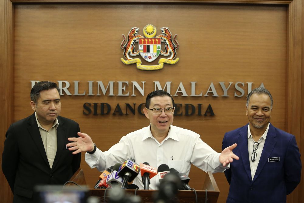 Finance Minister Lim Guan Eng (centre) speaks during a press conference in Parliament, Kuala Lumpur November 3, 2018. u00e2u20acu2022 Picture by Yusof Mat Isa