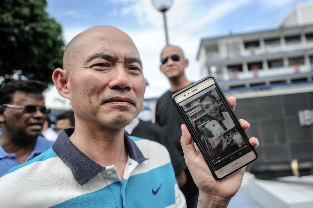 Kepong MP Lim Lip Eng showing the viral video of a beer promoter who was harassed at a hypermarket in Kuala Lumpur November 20, 2018. u00e2u20acu2022 Picture by Shafwan Zaidon