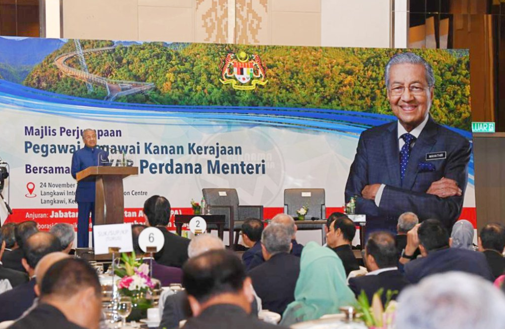 Dr Mahathir said he often raised the issue of sabotage to serve as a reminder to all government servants not do the wrong thing. u00e2u20acu2022 Picture via Twitter/ Bernama