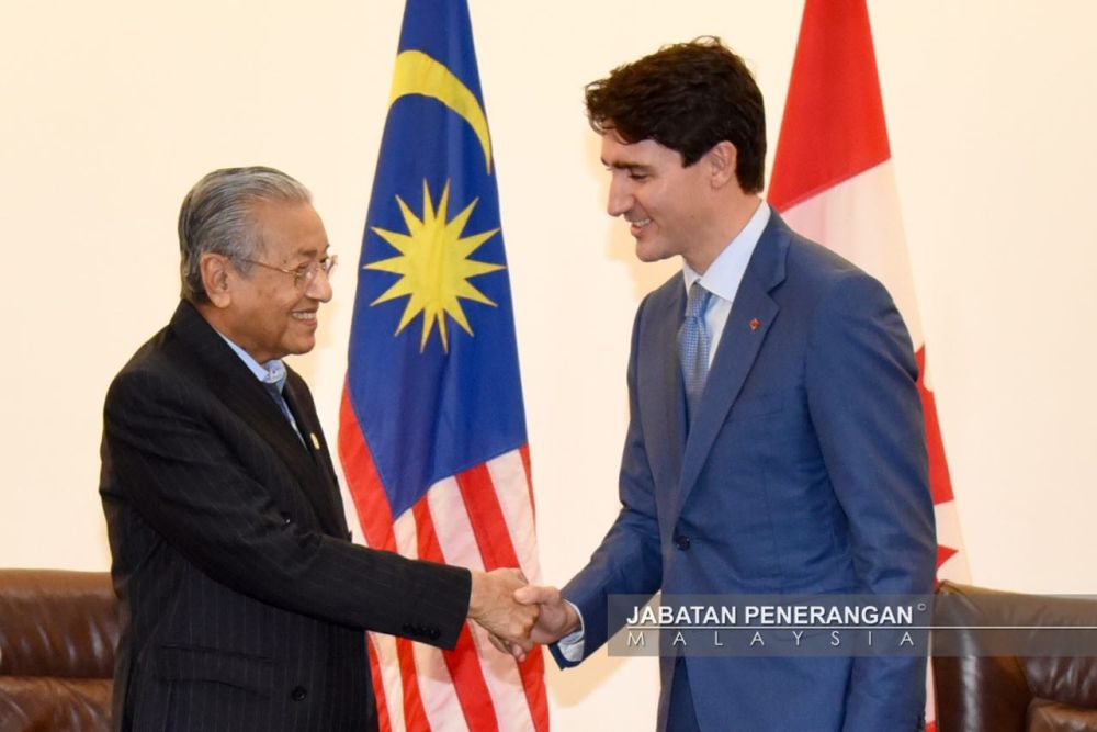Tun Dr Mahathir Mohamad shakes hands with Canadian Prime Minister Justin Trudeau at the Apec Summit in Port Moresby November 17, 2018. u00e2u20acu2022 Picture courtesy of Information Department of Malaysia