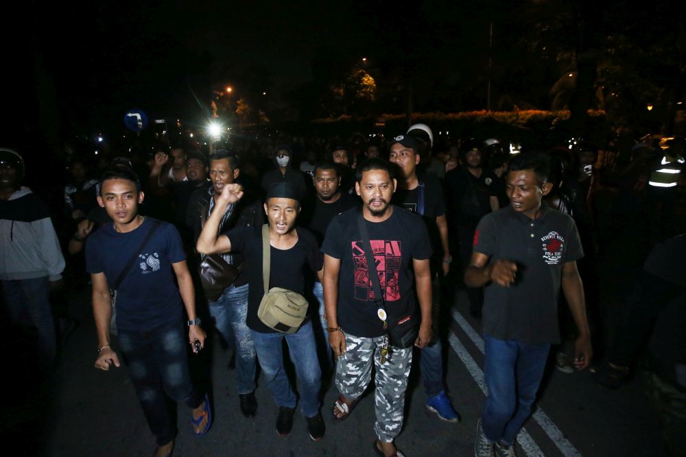 A group of Malay demonstrators attempt to march towards the Sri Maha Mariamman Devasthanam temple November 27, 2018. u00e2u20acu2022 Picture by Azinuddin Ghazali