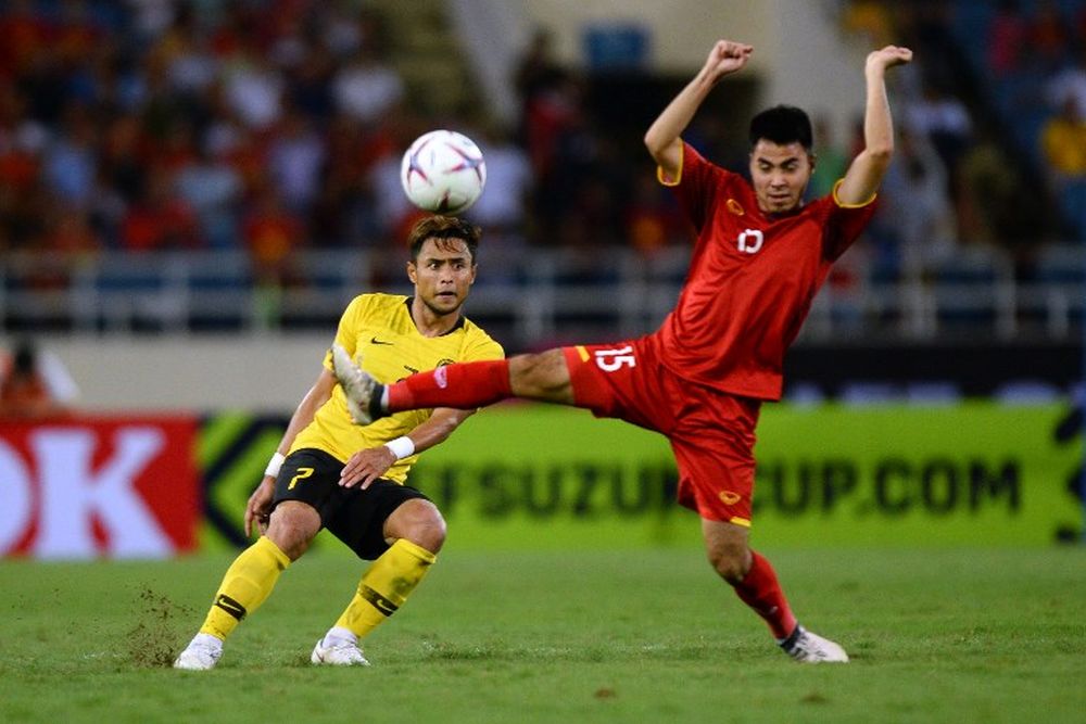 Malaysia's defender Aidil Zafuan (left) fights for the ball with Vietnam's midfielder Pham Duc Huy (right) during the 2018 AFF Suzuki Cup group A match in Hanoi November 16, 2018. u00e2u20acu2022 AFP pic