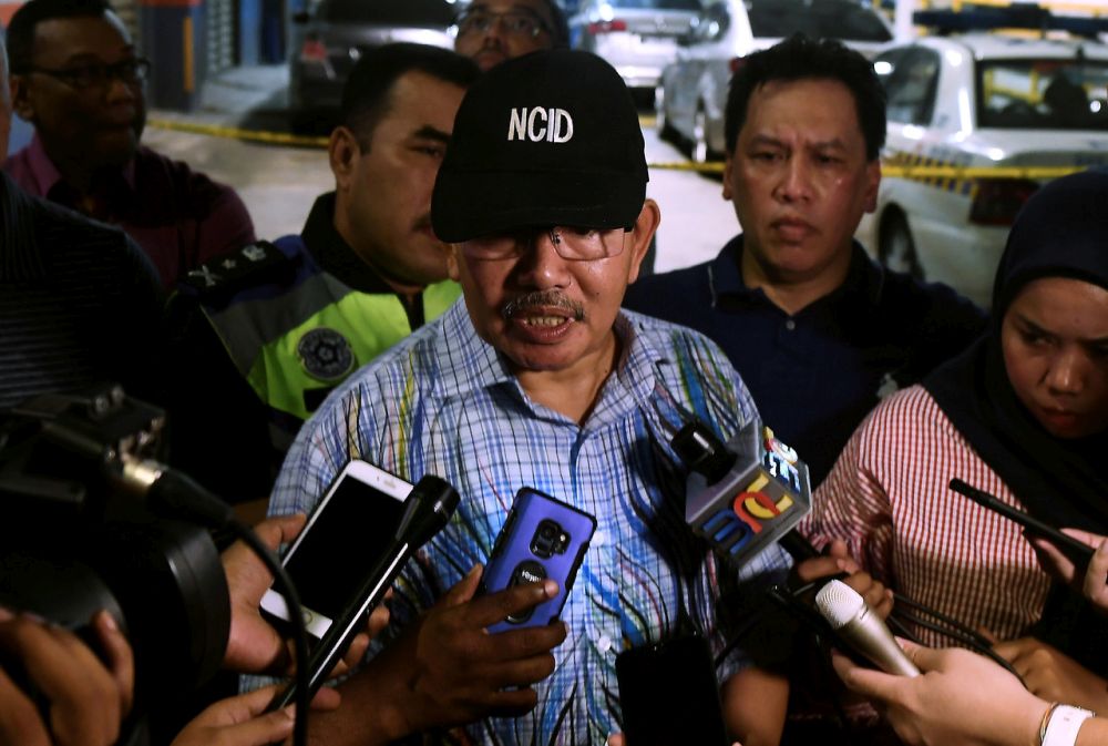 Datuk Seri Mazlan Lazim ketika di lokasi kejadian melibatkan lima penyamun yang ditembak mati di pasar raya Jalan Kuchai Lama semalam. u00e2u20acu201d Foto Bernama