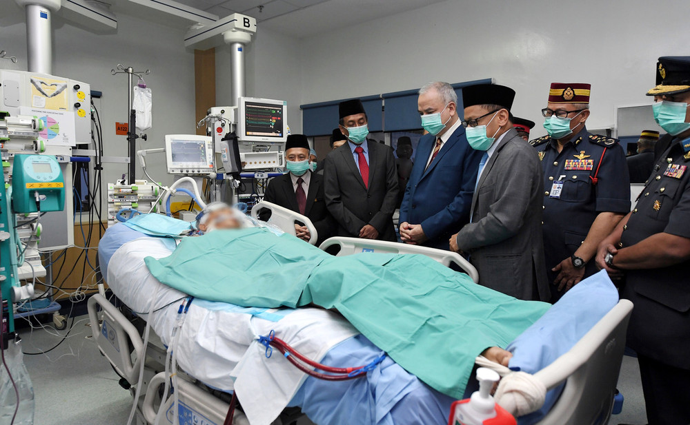 Sultan Nazrin Shah (empat, kanan) berkenan menziarahi Muhammad Adib Mohd Kassim yang dirawat di Institut Jantung Negara hari ini. u00e2u20acu201d Foto Bernama