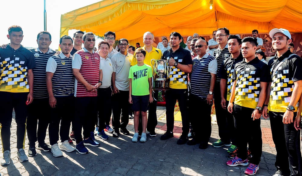 Sultan Nazrin Shah (centre in yellow top) celebrating Pertak's Malaysia Cup success with football players and officials at Dataran Pavilion in Kuala Kangsar November 11, 2018. u00e2u20acu201d Picture by Farhan Najibn