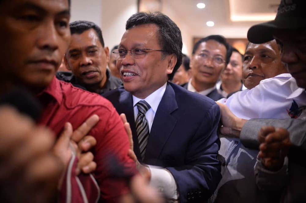 Sabah Chief Minister Datuk Seri Shafie Apdal is greeted by supporters at the Sabah High Court in Kota Kinabalu November 7, 2018. u00e2u20acu201d Picture by Julia Chan