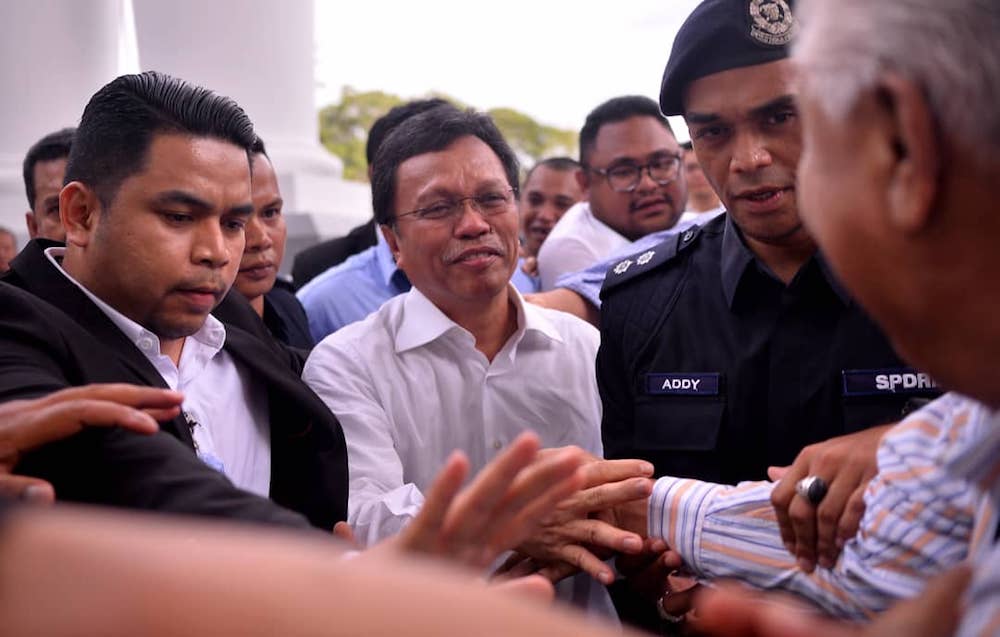 Sabah Chief Minister Datuk Seri Shafie Apdal is greeted by supporters at the Sabah High Court in Kota Kinabalu November 7, 2018. u00e2u20acu201d Picture by Julia Chan